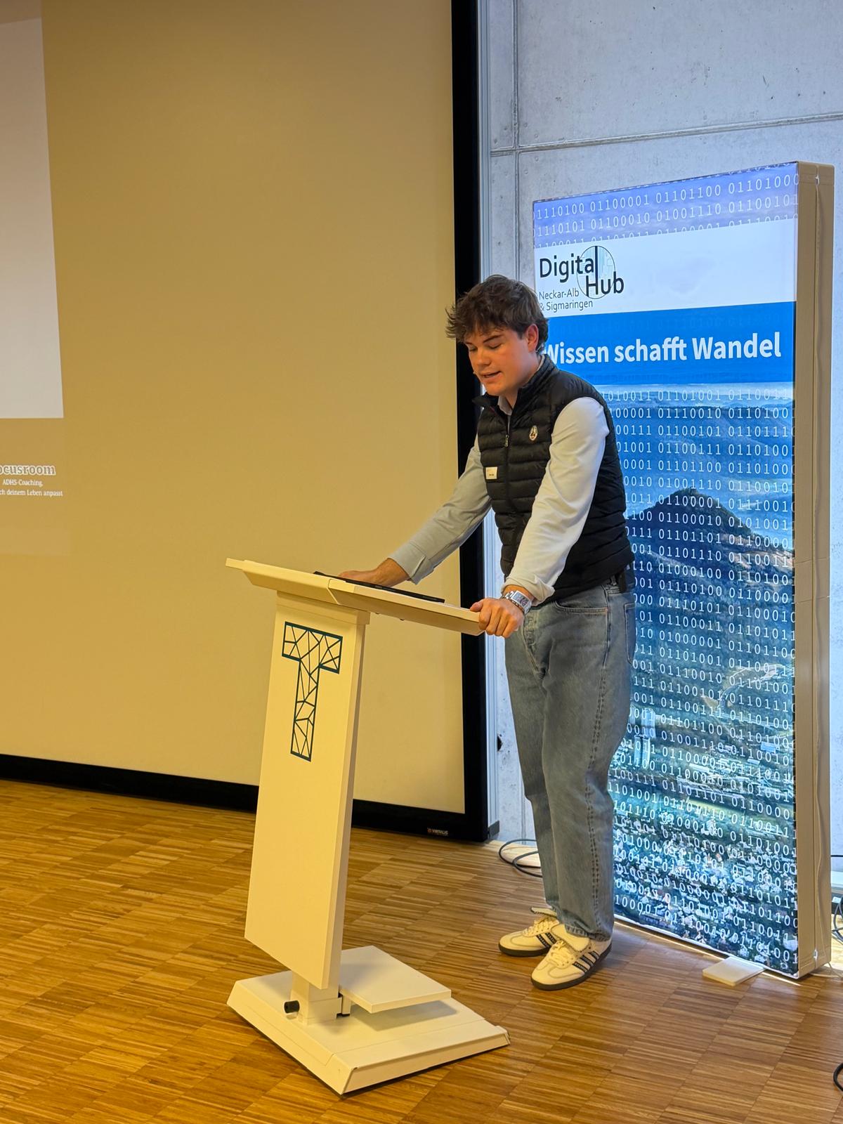 Robin Hägle hält einen Vortrag bei der Technologiewerkstatt